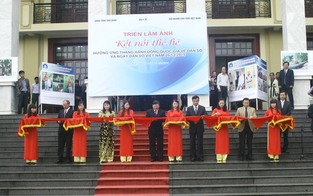 Các đại biểu cắt băng khai trương triển lãm ảnh “Kết nối thế hệ” hưởng ứng Tháng hành động Quốc gia về Dân số và Ngày Dân số Việt Nam 26/12/2015. Ảnh: Chí Cường