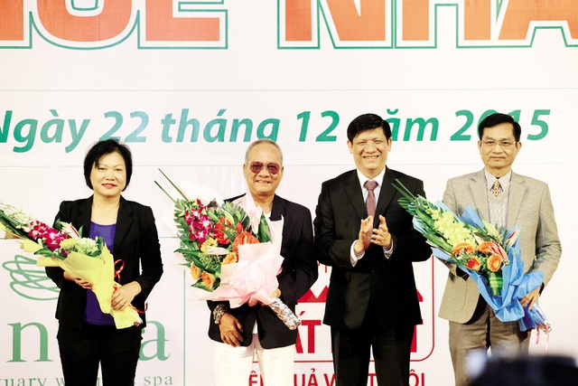 GSTS Nguyễn Thanh Long - Thứ trưởng Bộ Y tế (thứ hai từ phải qua) tặng hoa cho các thành viên Ban giám khảo tại Lễ phát động Cuộc thi ảnh “Vì sức khỏe nhân dân”). Ảnh: Chí Cường
