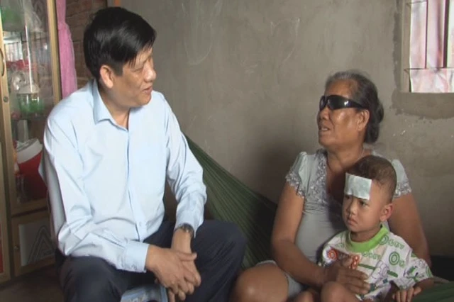 Chiều 20/10, đoàn công tác của Bộ Y tế do Thứ trưởng Nguyễn Thanh Long làm Trưởng đoàn đã làm việc tại thị xã Vĩnh Châu về hiện tượng nhiều người dân bị mù. Ảnh: TT