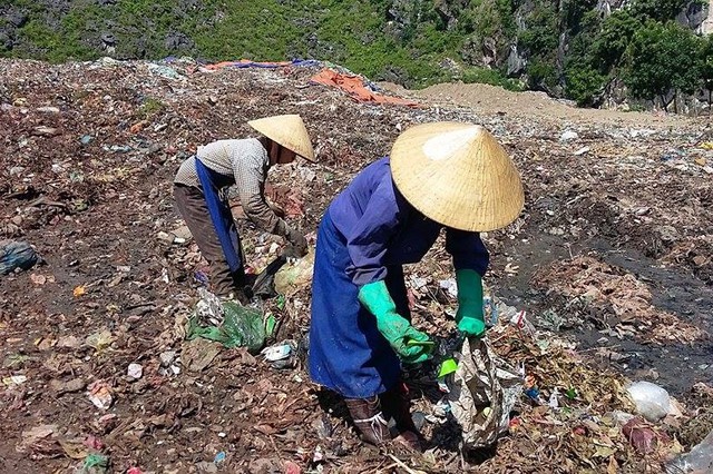 Bãi rác hôi thối là nơi làm việc của hàng chục chị em có hoàn cảnh khó khăn.