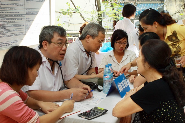 Các chuyên gia chia sẻ: Sinh viên y khoa có cần mẫn nghiên cứu sách vở cả năm, cũng không thể bằng có thầy giỏi hướng dẫn chỉ một giờ. Ảnh: Dương Ngọc