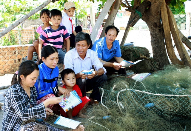 Cộng tác viên dân số huyện Bình Sơn - Quảng Ngãi tư vấn các biện pháp tránh thai an toàn cho ngư dân vùng biển. Ảnh: Dương Ngọc