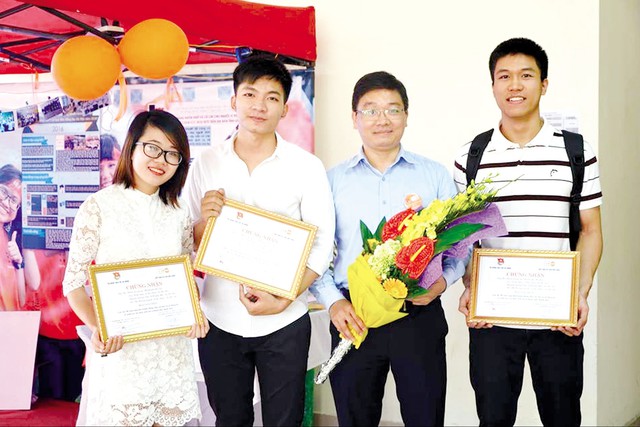 Nhóm sinh viên đoạt giải Nhất cuộc thi “Đề xuất sáng kiến thúc đẩy tiếp cận dịch vụ và thông tin về chăm sóc SKSS và tình dục vị thành niên/thanh niên Việt Nam”. Ảnh: PV
