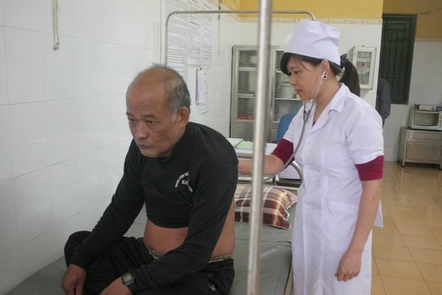 Y sĩ Nguyễn Thị Thu Hà, Phó Khoa Kích động đang khám bệnh cho những người lính mang di chứng của chiến tranh.
