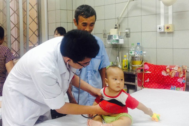 Bé Đồng Quốc Việt đang được các bác sĩ chuyên khoa kiểm tra sức khỏe. Ảnh: P.V