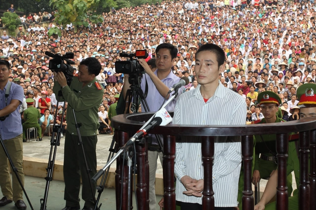 Bị cáo Đặng Văn Hùng, kẻ gây nên vụ thảm sát 4 người tại Yên Bái trong phiên xét xử. Ảnh: X.Thắng