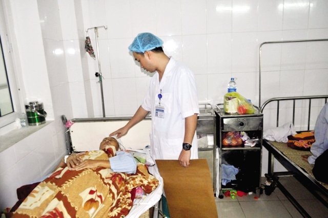 Bệnh nhân Nguyễn Thị Mão sau khi phẫu thuật đang được điều trị tại Phòng Hồi sức cấp cứu (Khoa Thần kinh cột sống, Bệnh viện Đa khoa Hữu nghị Nghệ An). Ảnh: H.Hà