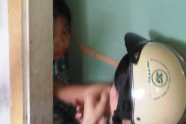B&eacute; Y bị cha ruột giữ lại khiến hai mẹ con gặp nhau chỉ qua khe cửa (ảnh do mẹ ch&aacute;u b&eacute; cung cấp).