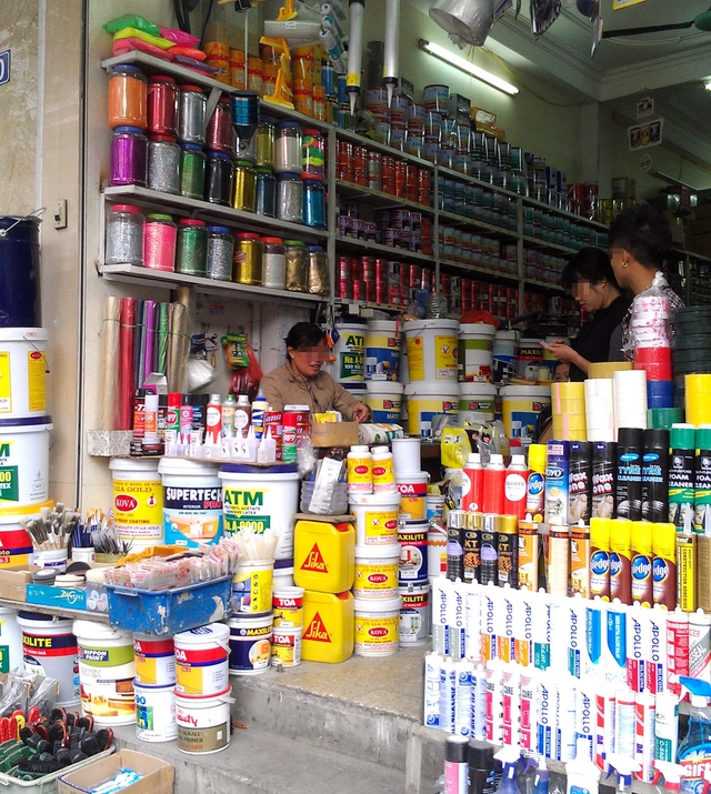 Cửa hàng này chuyên bán đồ sơn nội ngoại thất gồm cả những chất trong danh mục cấm trong chăn nuôi. Ảnh: C.Tuân