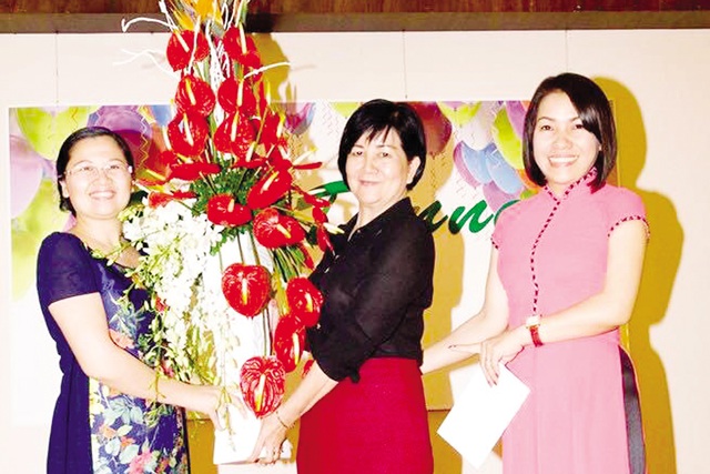 Bà Trần Thị Yến (giữa) trong Ngày Nhà giáo Việt Nam 2015. Ảnh: TL