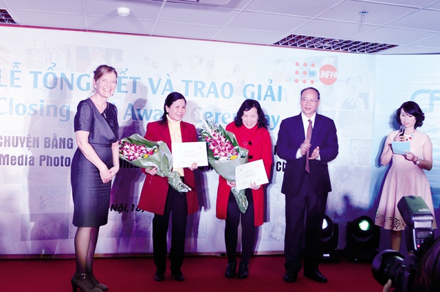 Ông Nguyễn Văn Tân, Phó Tổng cục trưởng phụ trách Tổng cục DS- KHHGĐ (ngoài cùng bên phải) trao giải cho các tác giả đoạt giải trong cuộc thi. Ảnh: Thanh Tâm