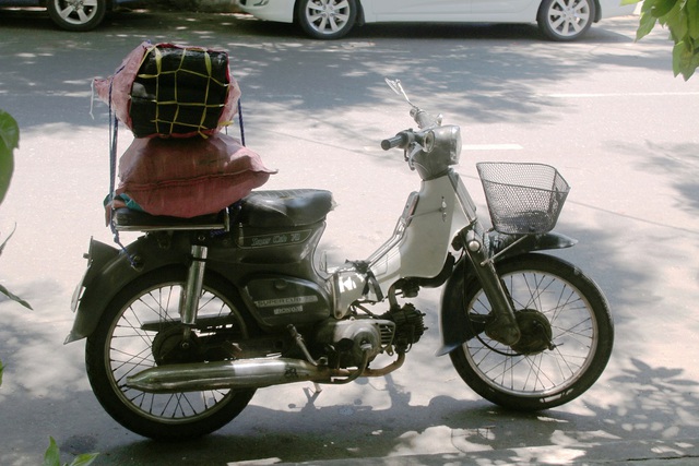 Chiếc xe máy cà tàng- tài sản duy nhất của chị và những bao than-nghề kiếm sống khi những ngày ở Đà Nẵng. Ảnh: ĐH
