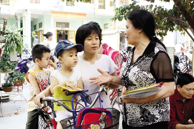 Cán bộ dân số quận Hoàng Mai (Hà Nội) truyền thông kiến thức làm mẹ an toàn cho người dân. Ảnh: Dương Ngọc