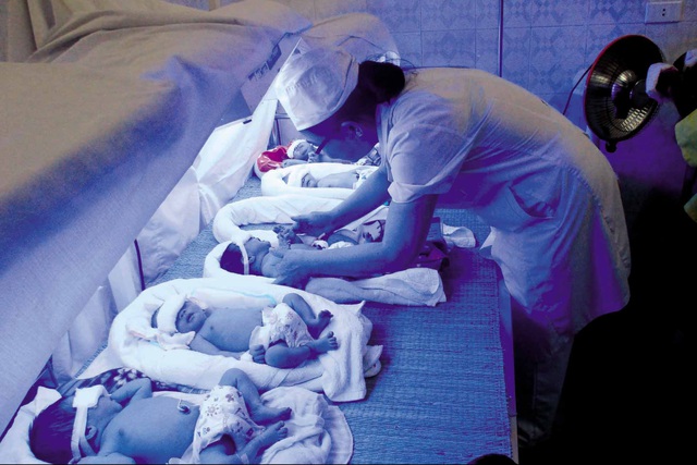 Các em bé mắc bệnh lý sơ sinh đang được chăm sóc và điều trị trong Phòng Đơn nguyên sơ sinh tại Bệnh viện Đa khoa Ngọc Lặc. Ảnh N.Mai