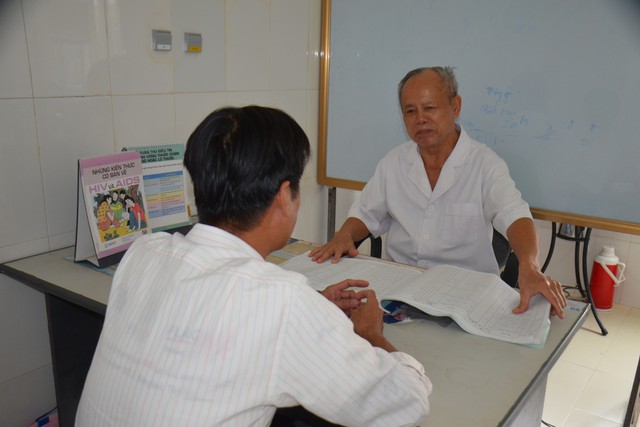Tư vấn điều trị HIV cho bệnh nhân ở Trung tâm Bệnh nhiệt đới (Bệnh viện Hữu nghị Đa khoa Nghệ An). Ảnh: H.Hà