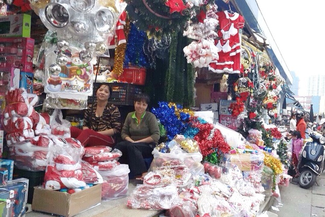 Góc chợ phố Mai Dịch ngập tràn mặt hàng phục vụ lễ Noel. Ảnh: M.H