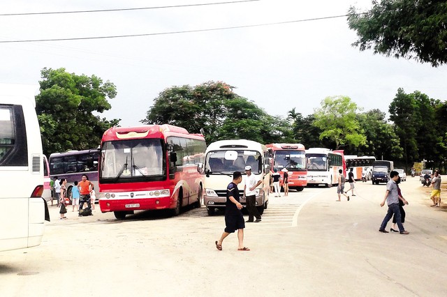 Nhiều tuyến hành khách có nhu cầu lớn về đi lại nhưng không có đủ phương tiện vì quy định chấp thuận tuyến. (Ảnh minh họa C. Tâm)