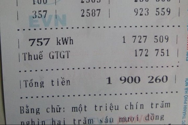 Hóa đơn tiền điện tăng 200.000 đồng so với tháng cao điểm nắng nóng của một hộ dùng điện ở Hà Nội. 	Ảnh: MA