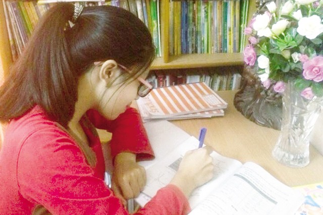 Dù kỳ thi THPT Quốc gia 2016 còn đến 8 tháng nữa, nhưng với Minh Hạnh, HS lớp 12 ở Hà Nội đã phải tăng tốc học thêm, ôn thi. Ảnh: Q.Anh