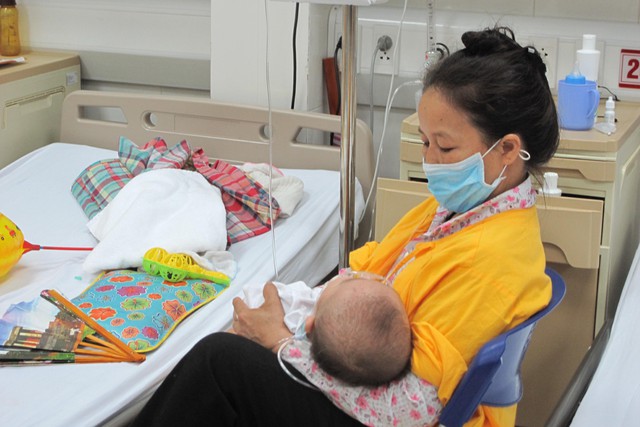 Chăm sóc bệnh nhi bị sốt xuất huyết tại Bệnh viện Bạch Mai.
 Ảnh: Chí Cường