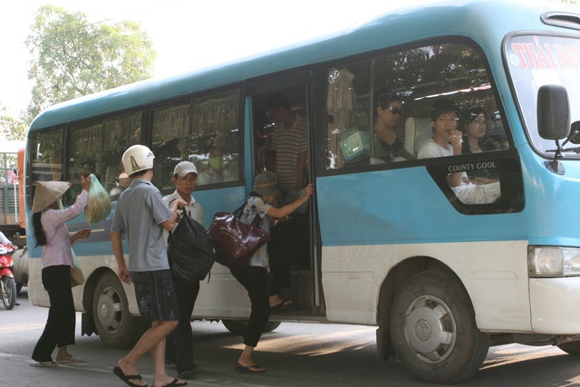 Mặc dù có nhiều phương án nhưng tình trạng xe khách quá tải vẫn diễn ra trong những dịp nghỉ Tết. Ảnh Chí Cường