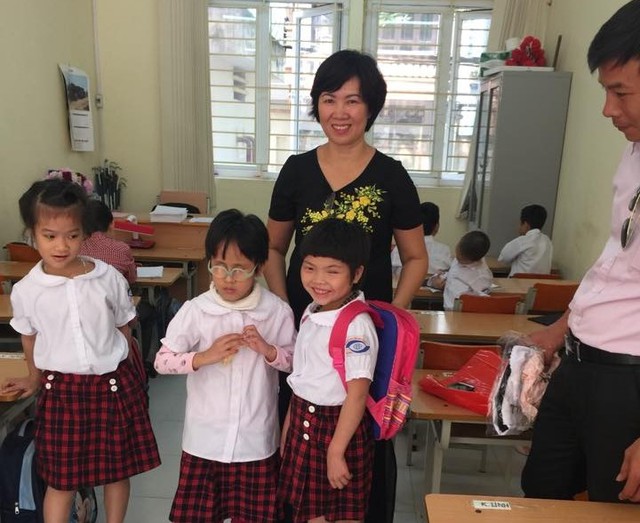 Bé Mẩy (ngoài cùng bên phải) sau khi được mổ mắt đã vào học ở Trường Nguyễn Đình Chiểu.