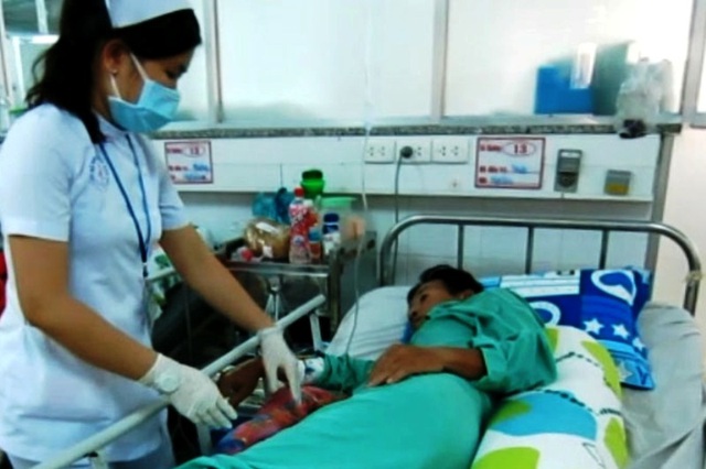 Một bệnh nhân đang sử dụng nệm chống loét để điều trị bệnh. Ảnh:T.G