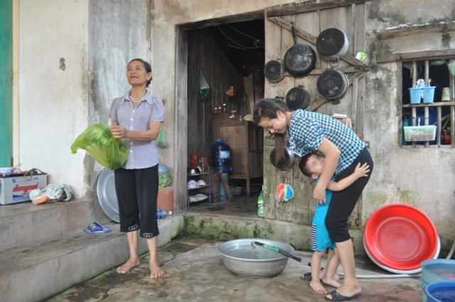 Cả gia đình ông Nguyễn Điều Kiện có tới 27 nhân khẩu phải sống chung trong căn nhà chưa đầy 130m2. Ảnh: HH