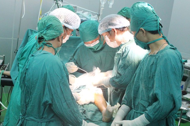 Phẫu thuật thay khớp gối cho người bệnh tại Bệnh viện Đa khoa tỉnh Ninh Thuận. Ảnh: T.L