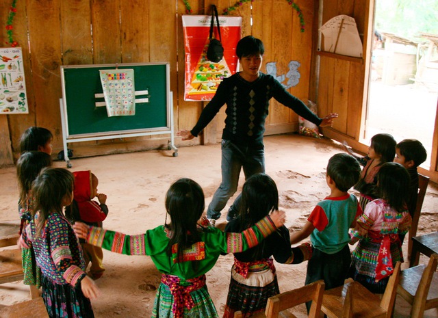 Thầy Lường Văn Mạnh đang dạy các cháu mầm non múa, hát bài “Con chim non”.