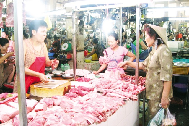 Người dân cẩn trọng hơn khi chọn thịt lợn ở chợ. 	Ảnh: N.Mai