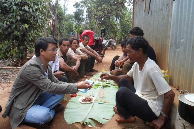 Cán bộ địa phương đang tuyên truyền người dân không nên tin những lời đồn thổi về “thuốc thư”. Ảnh: C. Tuân