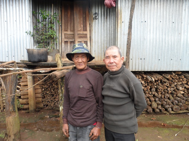 Hai già làng của người dân tộc Ba Na kể về những câu chuyện các đối tượng đồn thổi có “thuốc thư” để trục lợi.