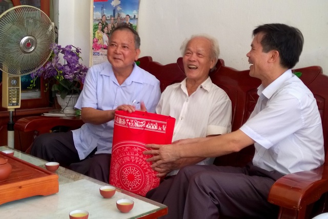 ông Hoàng Văn Hy, Chi cục trưởng Chi cục DS - KHHGĐ tỉnh Quảng Ninh (bên phải) thăm hỏi người cao tuổi tại huyện Tiên Yên, tỉnh Quảng Ninh. Ảnh: Q.N