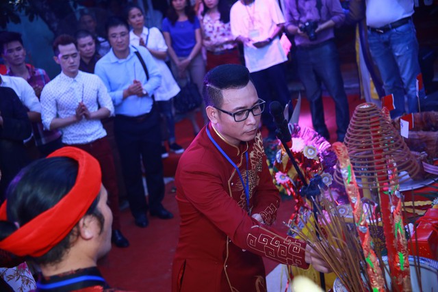 Ca sĩ Linh Nguyễn với trang phục nghiêm trang mà vẫn thời trang đến dự