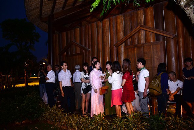 Khánh Linh đứng trú mưa cùng các khách mời và có một kỷ niệm khó quên trong ngày trọng đại của mình.