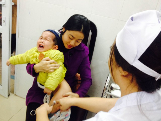 Bé Nguyễn Hoàng Quân là em bé đầu tiên được tiêm vaccine Pentaxim nhờ đăng ký qua mạng