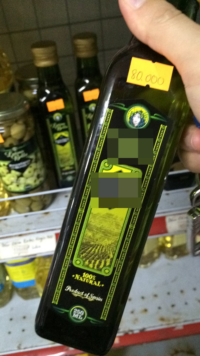 Chai dầu oliu có mác nhập khẩu Tây Ban Nha, loại 250mlcó giá 80.000đ/chai ở siêu thị.