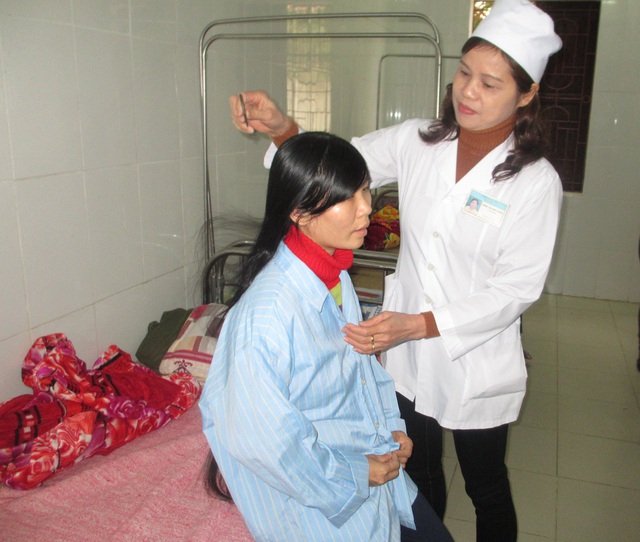 
Điều dưỡng Tuyết đang chăm sóc cho bệnh nhân Lan tại Khoa điều trị cấp tính nữ.
