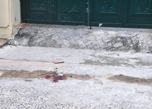Vết máu trước cổng nhà nạn nhân