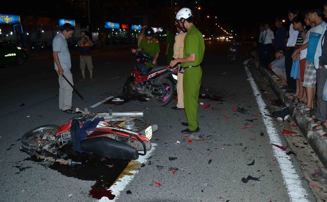 Lực lượng công an có mặt tại hiện trường điều tra nguyên nhân vụ tai nạn. Ảnh Đức Hoàng