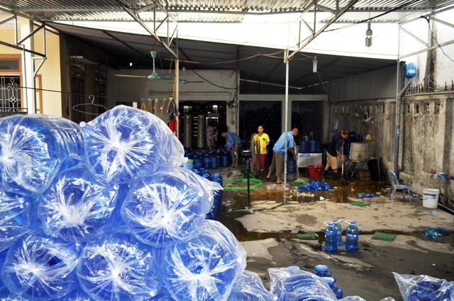 n Sự nhếch nhác, mất vệ sinh ở một cơ sở sản xuất nước tinh khiết tại Nghệ An. Ảnh: Hồ Hà