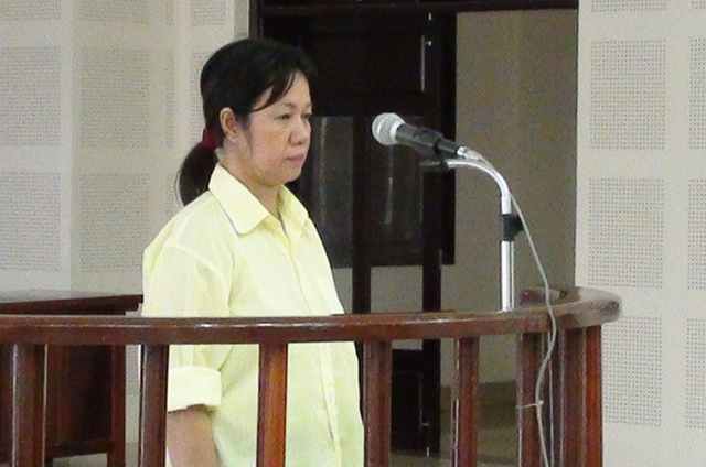 Bị cáo Lê Thị Tuyết Nhung ân hận trước việc mình làm trong phiên tòa sơ thẩm ngày 15/9. Ảnh Đức Hoàng