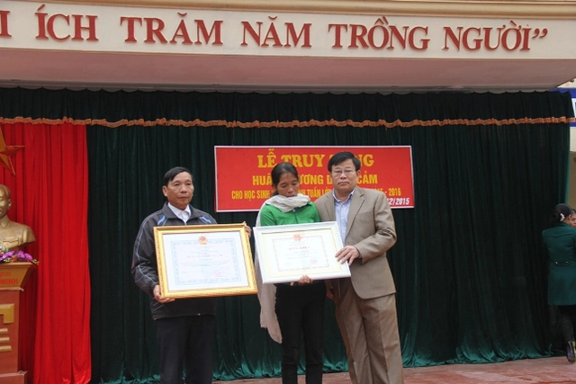 Lãnh đạo Sở Giáo dục Nghệ An truy tặng Huân chương và Bằng khen cho gia đình em Tuấn.