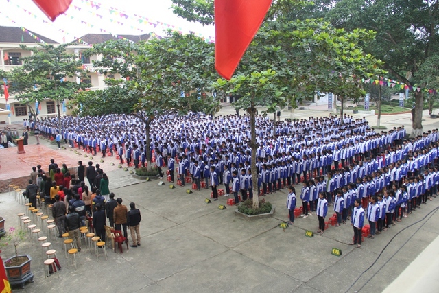 Toàn trường long trọng tổ chức lễ truy tặng cho em Tuấn để ghi nhận sự hy sinh, dũng cảm của em