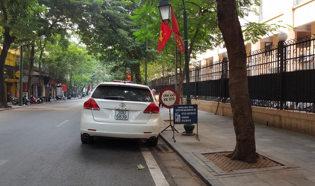 
Đỗ xe ngay biển cấm đỗ ở phố Tràng Thi
