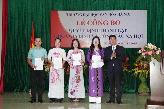 
PGS.TS.NGƯT Nguyễn Văn Cương đã trao Quyết định thành lập khoa
