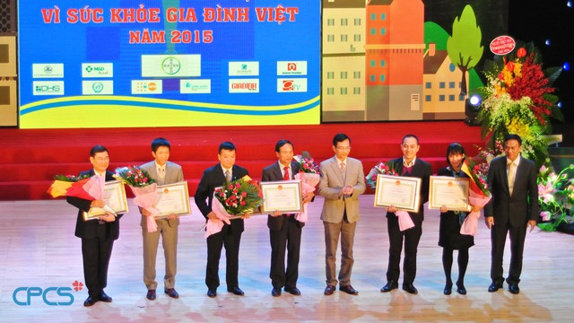 
Đại diện Tổng cục DS-KHHGĐ, ông Lê Cảnh Nhạc và ông Hồ Chí Hùng trao tặng bằng khen và hoa cho các đơn vị tài trợ của chương trình
