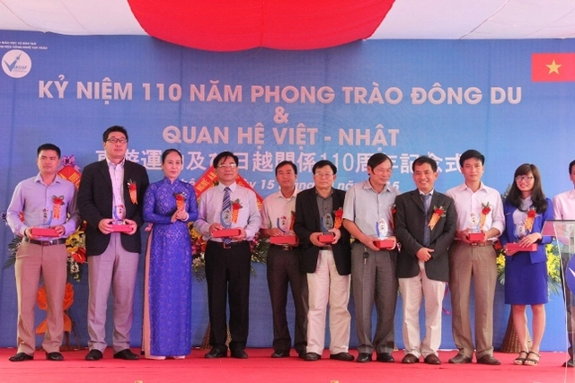 Phó chủ tịch UBND tỉnh Nghệ An trao kỷ niệm chương cho các đơn vị tham gia