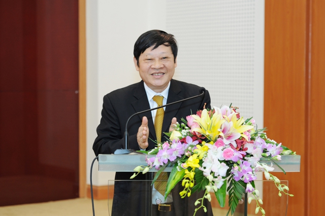 
Thứ trưởng Bộ Y tế Nguyễn Viết Tiến chúc mừng thành công của  IVF Vinmec.
